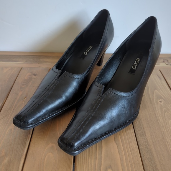 Ecco Black Leather Pointed Toe Low Heels - Picture 7 of 13